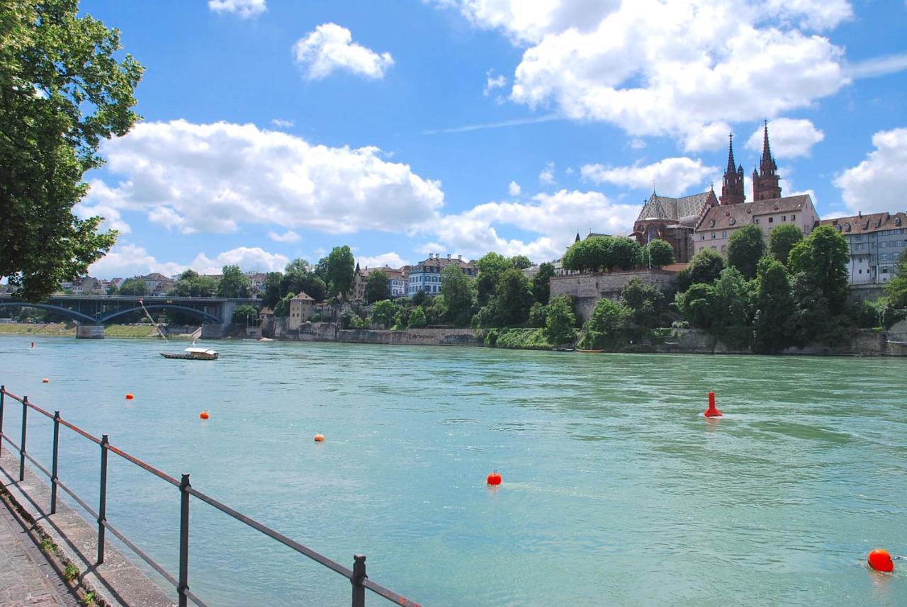 Riverside Basel Bagian luar foto