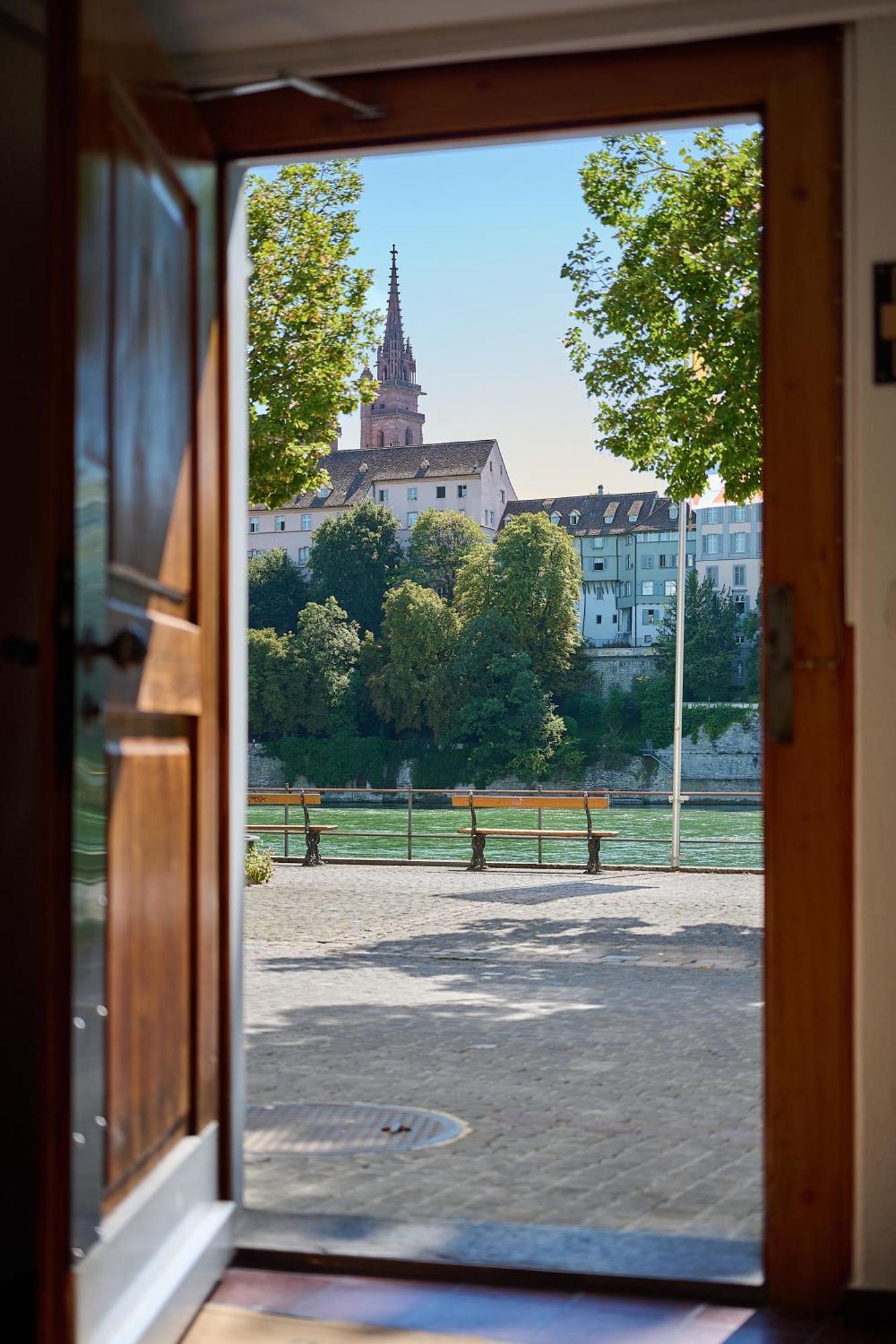 Riverside Basel Bagian luar foto